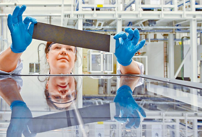 在德國德伯爾恩市一家生產3D打印電池的先進工廠內，有員工在作業。