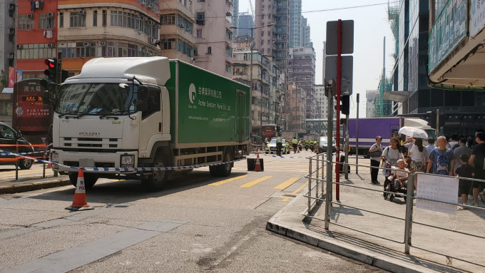 涉事貨車；警員在場調查。 歐陽偉光攝