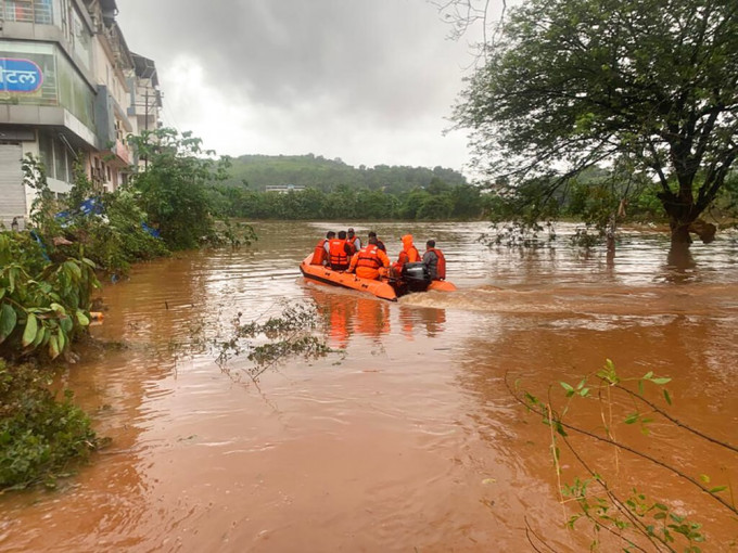 印度暴雨成災，當局派人搜救。AP圖