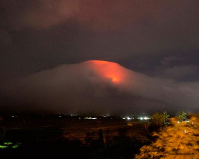 菲律賓馬榮火山恐在數日或數周內噴發。AP