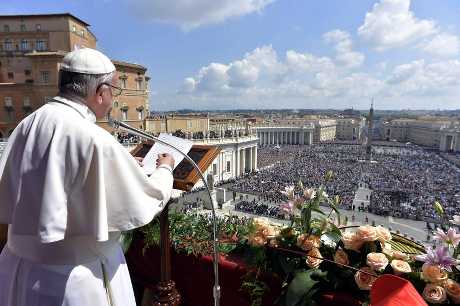 教宗在聖伯多祿大教堂發表「致全城與全球」文告。AP