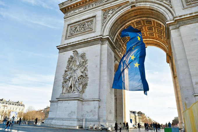 ■歐盟旗幟元旦日在巴黎凱旋門飄揚。