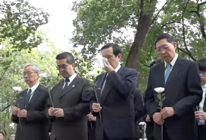 马英九从口袋中掏出手帕擦拭眼泪。 中时新闻网图