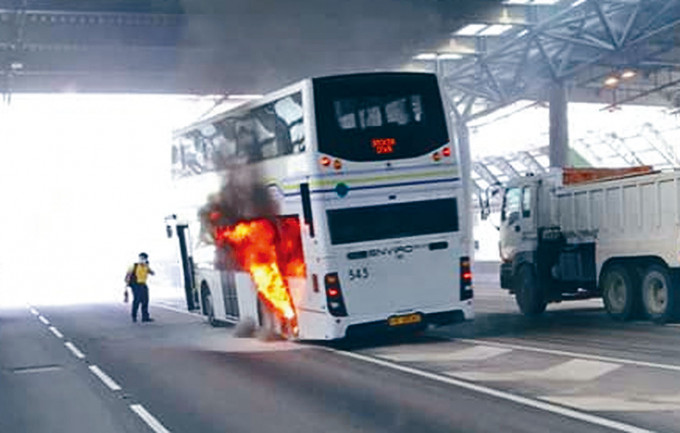 車長致電求救。