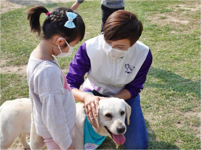 计画主席助理警务处处长（资讯系统）关翠贞女士带同「守护之星」警犬Sunny到场派发宣传单张。