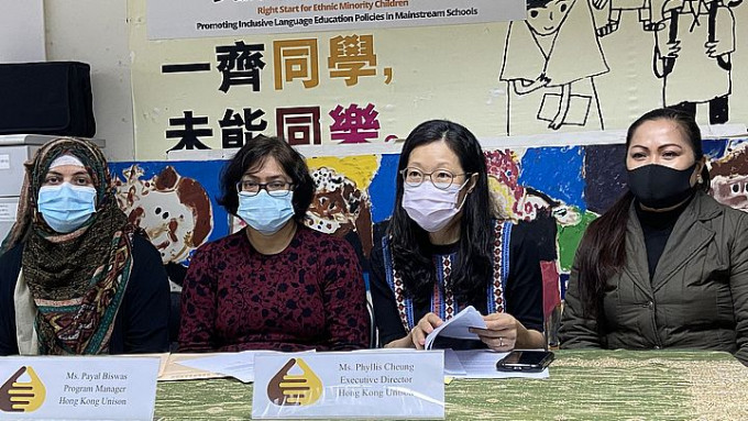 張鳳美（右二）指當局對於學校支援非華語生學習中文，缺乏有效監管。