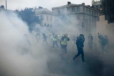 法國「黃背心」示威者今天再度上街抗議，但規模較之前大幅縮減。AP