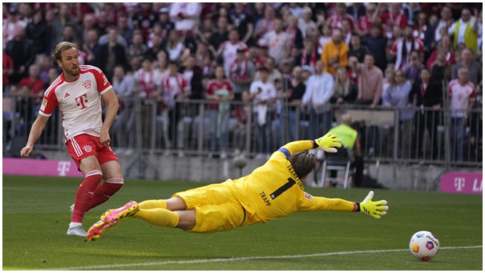 拜仁慕尼黑凭射手哈利卡尼个人独建两功，上下半场各入一球下，助球队主场2:1击败法兰克福。AP