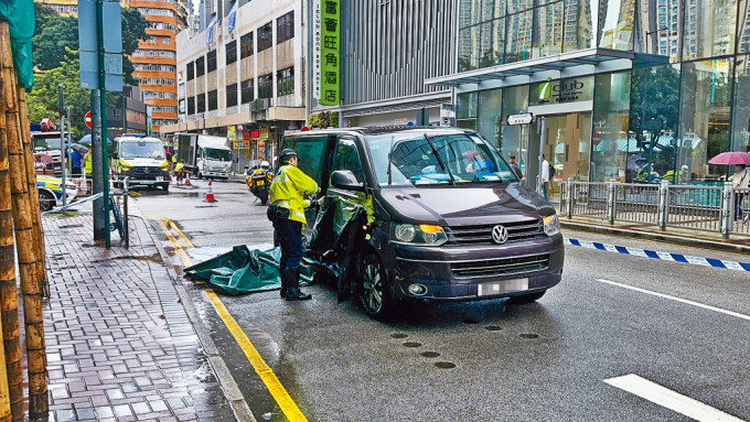 大角咀過路的七旬婆婆遭貨車撞倒，再捲入客貨車底，當場不治。