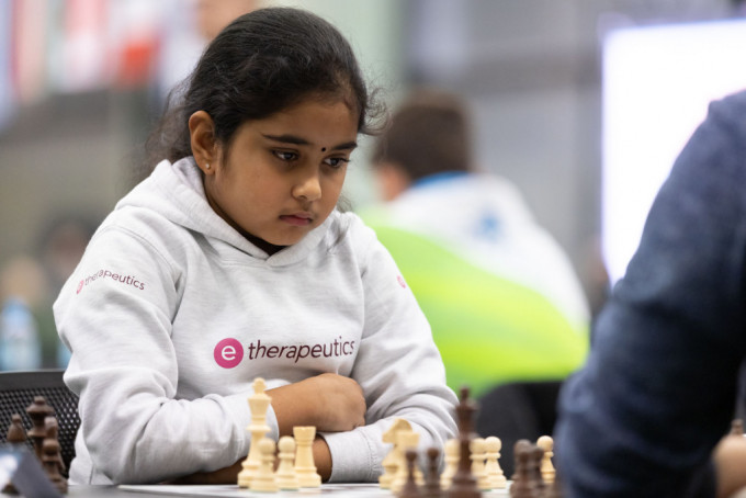 年仅8岁的西瓦南丹击败多位世界级的大师好手，拿下欧洲国际象棋超快棋赛女子首奖。网上图片