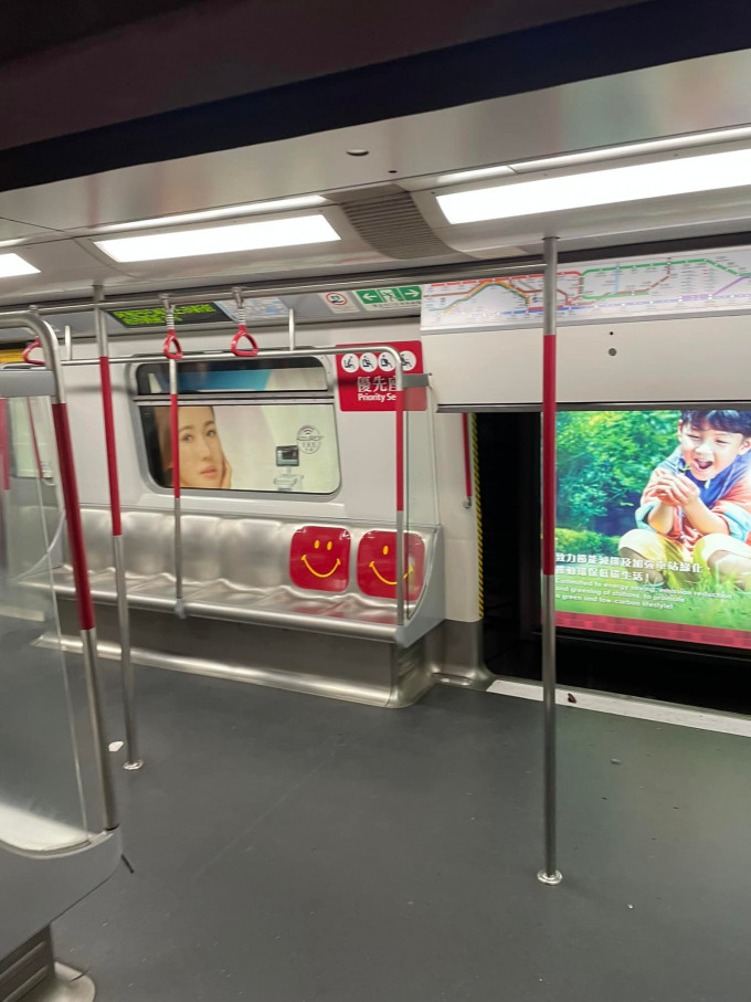网上流传有港铁列车车门飞脱。香港突发事故报料区网民Daniel Cheung图片