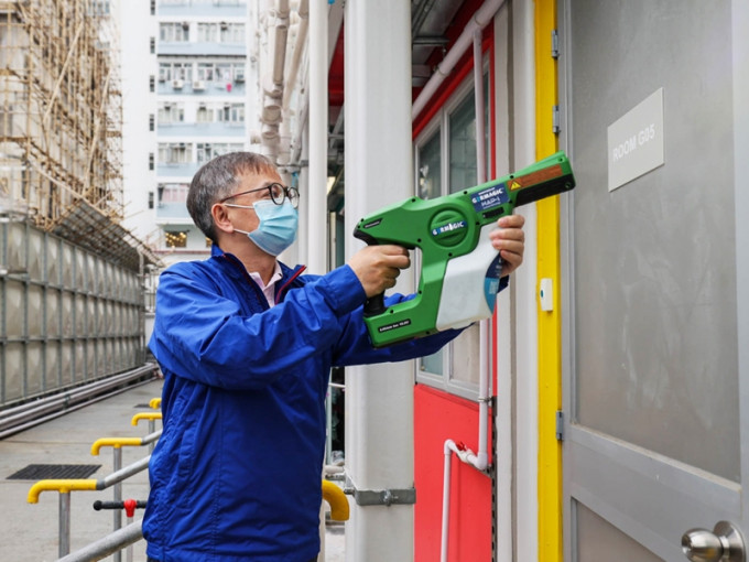 创科局副局长为「南昌 220」的公共空间喷上抗病毒涂层。