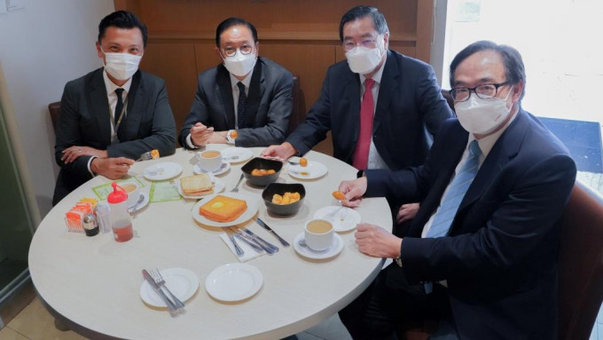 经民联议员昨日相约到餐厅「叹下午茶」。林健锋FB