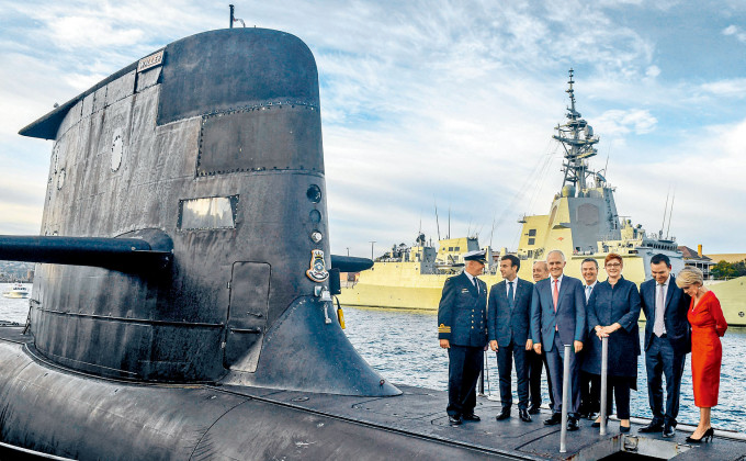 二〇一八年，法国总统马克龙(左二)在雪梨参观澳洲皇家海军的潜艇。