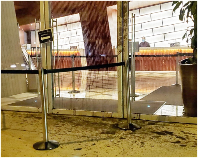 酒店玻璃門及地面布滿油跡。