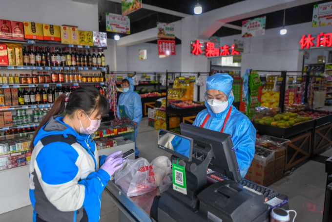 在吉林市舒兰市舒兰大街旁一家超市，市民选购商品。(新华社图片)