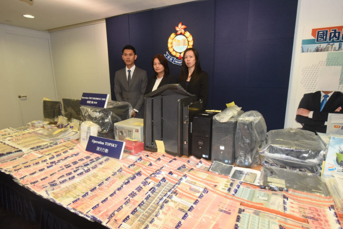 警方捡获大量证物，包括涉案公司借据，大批电脑及现金约50万元。徐裕民摄