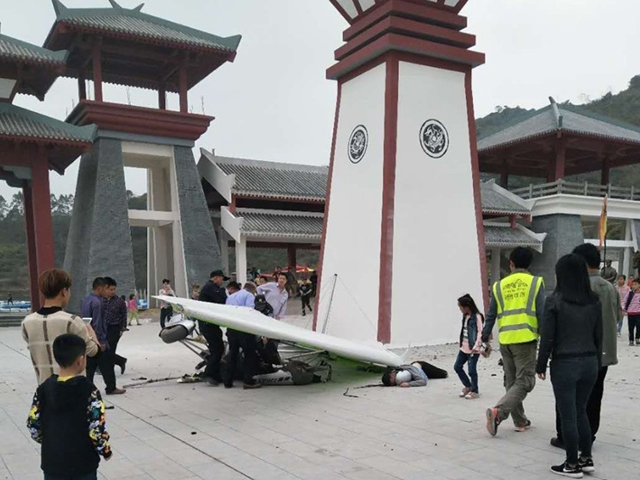 滑翔機墜毀事故，導致機師身亡，機上一名男童受傷。 網圖