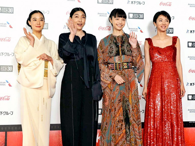 （左起）蒼井優、安藤櫻、宮崎葵及滿島光一起出席東京電影節開幕。