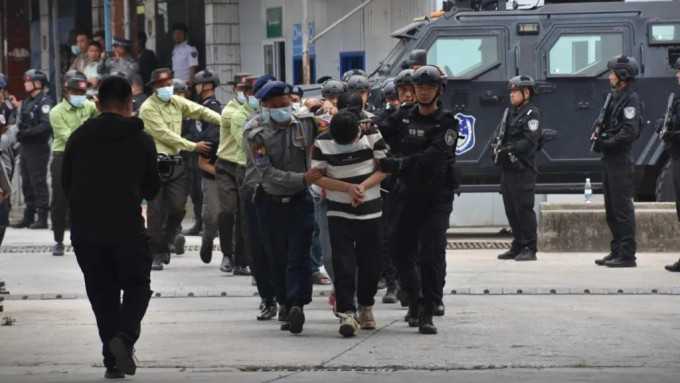 缅甸警方将352名电骗疑犯移交中方。（央视新闻）