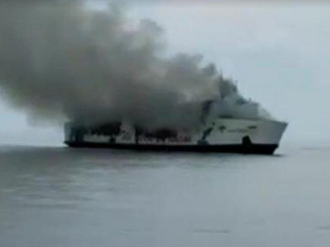 印尼一艘渡轮在爪哇岛海岸附近起火。　网图