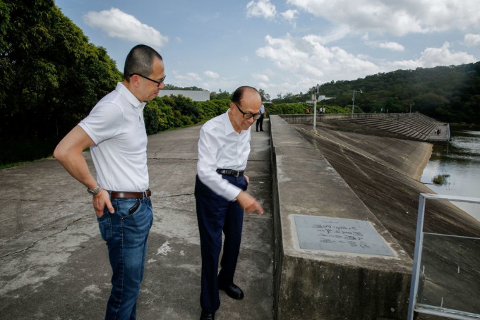 李嘉誠與兒子李澤楷參觀汕大地標。李嘉誠基金會圖片