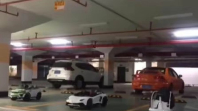 浙江男购3车位放玩具车防侵占，被住户投诉，保安员「毁车」惨赔逾6万元。
