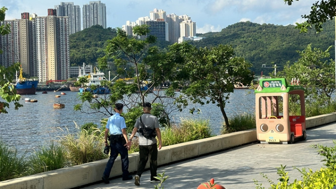 女子墮海被救起送院，警員在海濱調查。