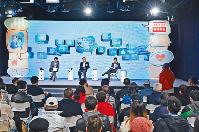 陳茂波昨日出席電台節目並與市民會面，直接聽取市民意見。