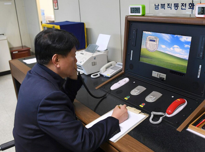 南韩透过板门店热线电话，与北韩官员取得联系。AP
