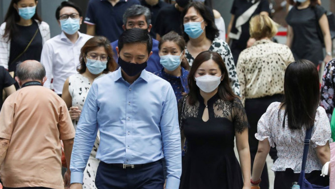 新加坡进一步放宽口罩令，乘搭公共交通工具和在医疗场所才须要配戴口罩。路透