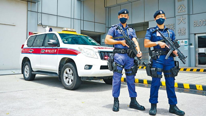 機場特警組主管孔逸娜總督察（右）和黃新強督察，已為回歸慶典保安工作作出充分準備。
