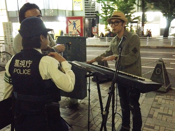 符致逸在東京街頭Busking遇上警察趕場。