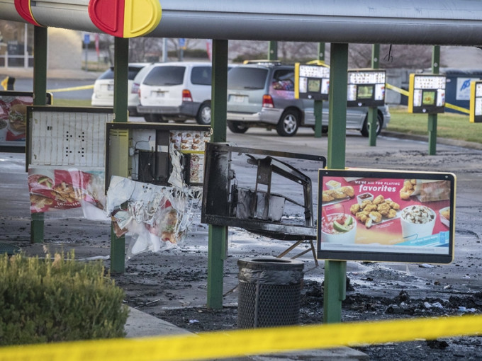 美国内布拉斯加州一家快餐店发生严重枪击事故酿成两死两伤。网图