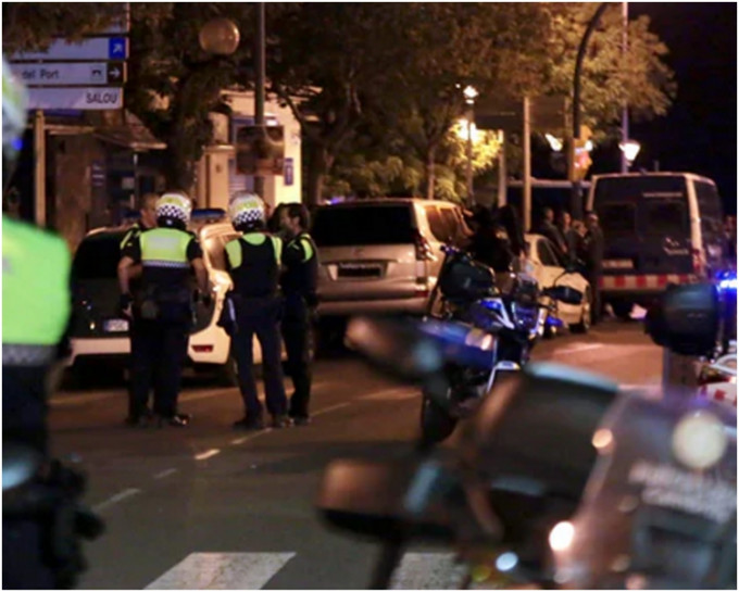 西班牙警方在小镇坎布里尔斯与一批激进分子爆发枪战。网图