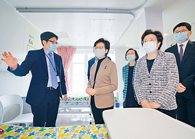 ■特首林鄭月娥（左二）與中聯辦副主任仇鴻（右二）等人，日前到北大嶼山醫院香港感染控制中心參觀。