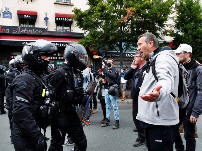 法国有群众上街示威，期间爆发警民冲突。路透社图片
