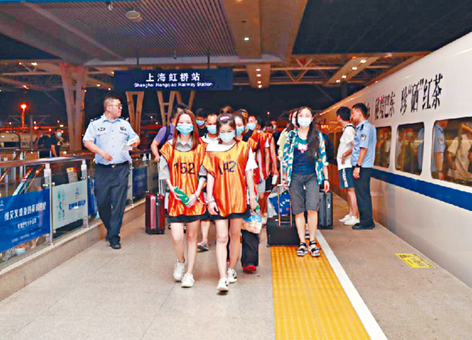 ■假扮網紅的二十多名女主播被帶回上海調查。