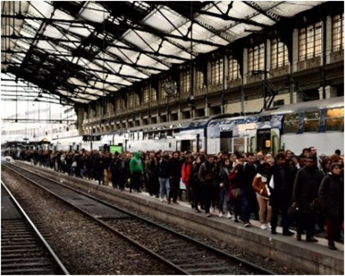 法国海关人员越境闯意大利境内一个火车站执法。网图