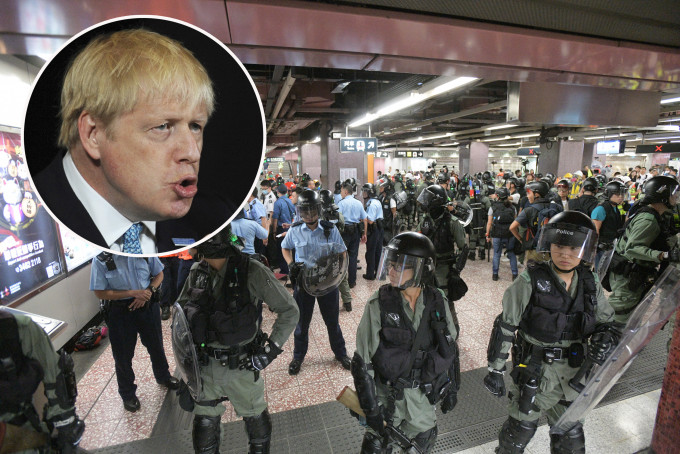 英國首相約翰(小圖)遜在國會發言時表示，對香港目前嚴峻局勢感到憂慮。 資料及AP圖