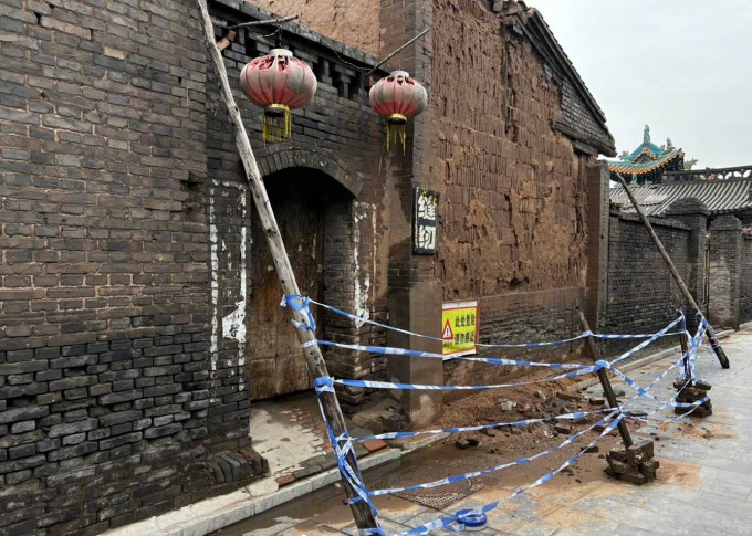 部分损坏严重的建筑物被围封。互联网图片