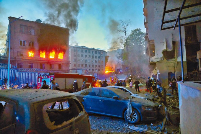 基輔周四遭俄軍空襲，消防員到場救火。