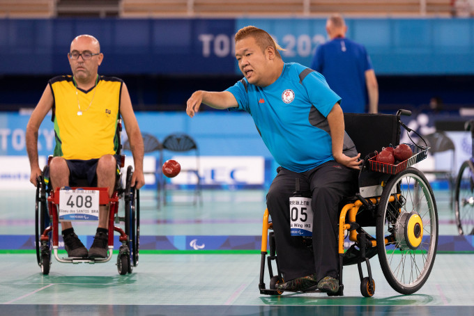 梁育榮(右)以BC4級個人賽小組最佳次名晉級八強。相片由香港殘疾人奧委會暨傷殘人士體育協會提供