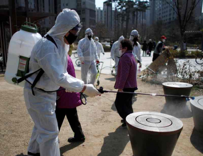 南韓繼續加強市面清毒防疫症擴散。AP