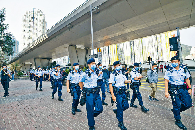 ■由於有網民號召流動式集會，警方動用七千人在全港多區高度戒備。