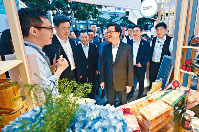 李家超昨日在深圳出席由香港貿易發展局舉辦的「港‧潮流」購物節開幕式。