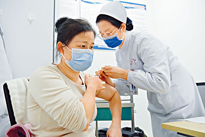 江西省人民医院为一名女士接种新冠疫苗。