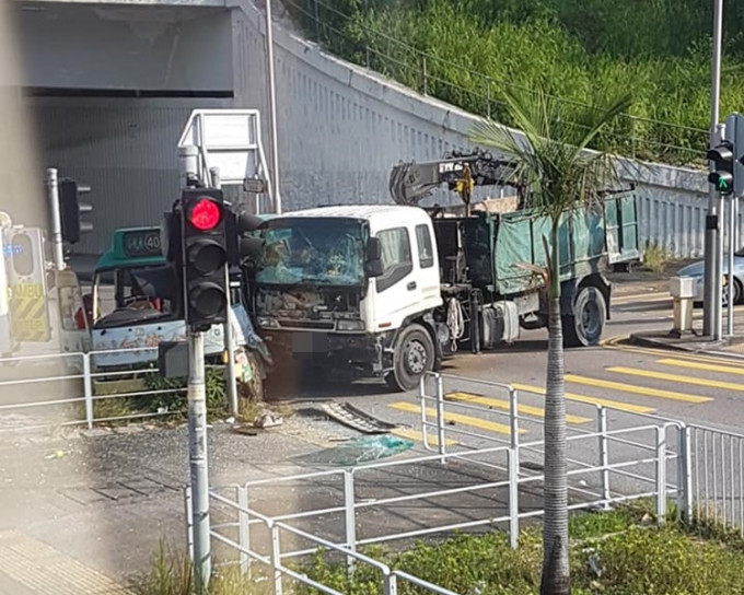 屯門小巴貨車相撞，八乘客受傷。Rick Leung‎圖片