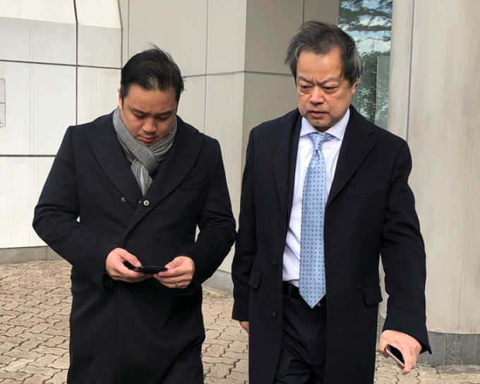 被告魏元（左）案发时为渣打中国私人银行总裁，与辩方律师黄国基（Ben）。郭止晅摄