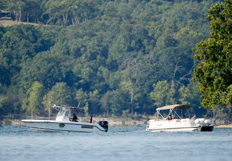 密苏里州一艘载有观光客的游湖船于19日沉没。AP